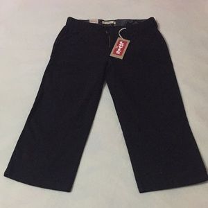Levis Black Capri Pants